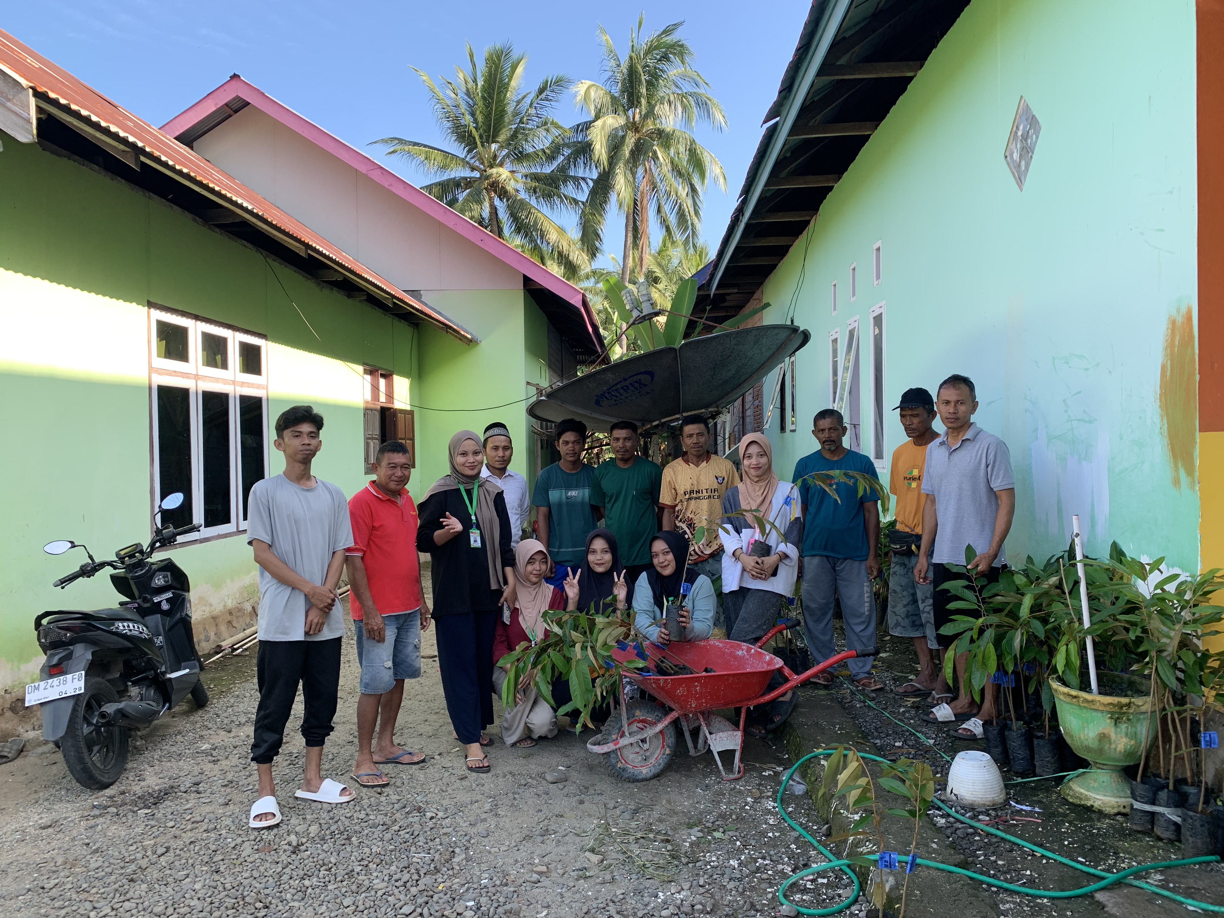 pembagian bibit kepada masyarakat 